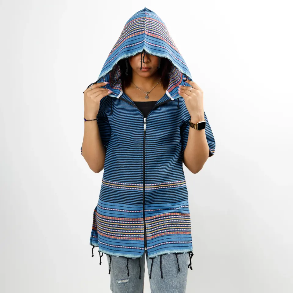 Mannequin portant une veste à capuche rayée bleue, vue de face