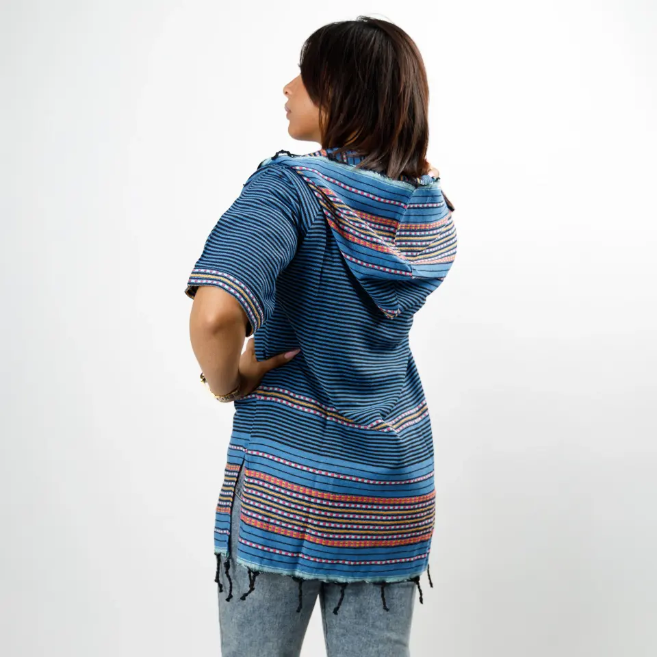 Veste à capuche rayée bleue vue de dos sur fond blanc