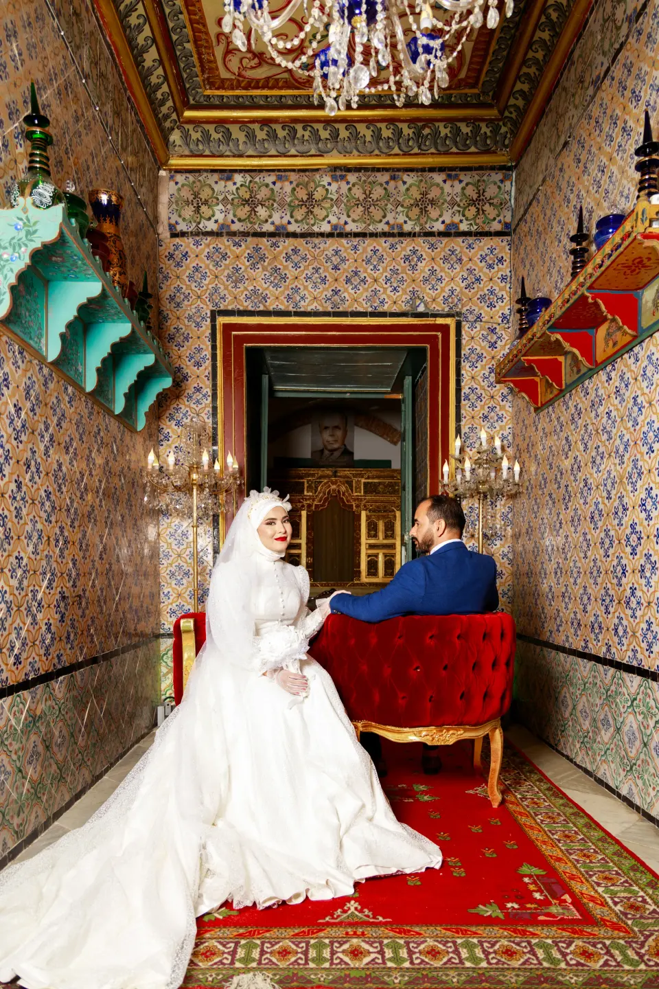 Mariés dans un salon traditionnel aux murs de faïence