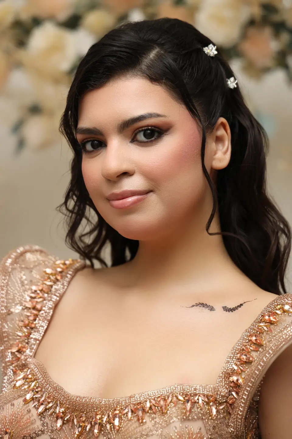 Portrait d’une jeune femme en tenue traditionnelle dorée, fleurs dans les cheveux